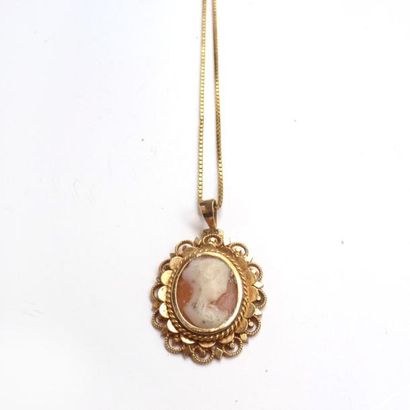 CHAINE ET PENDENTIF en or jaune 18K (750°/°°)...