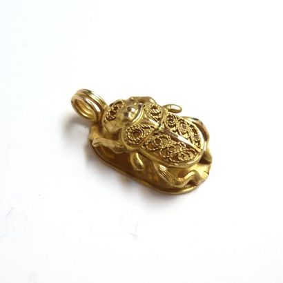 PENDENTIF en or jaune 18K (750°/°°) figurant...