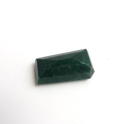 EMERAUDE. Pierre sur papier, taillée (chocs)....