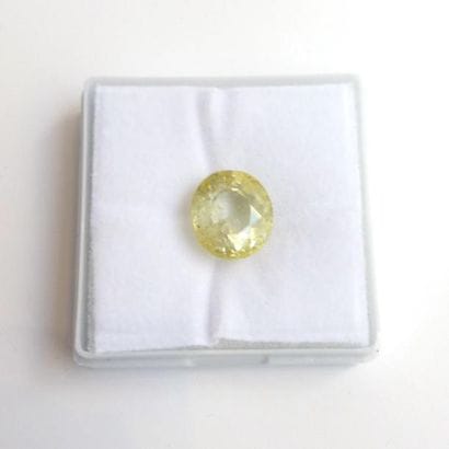 SAPHIR JAUNE. Pierre sur papier, taillée,...
