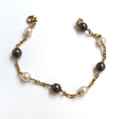 61 bis. Bracelet en or jaune 18K (750 °/°°)orné...