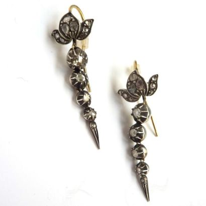 Paire de PENDANTS D'OREILLES en or jaune...