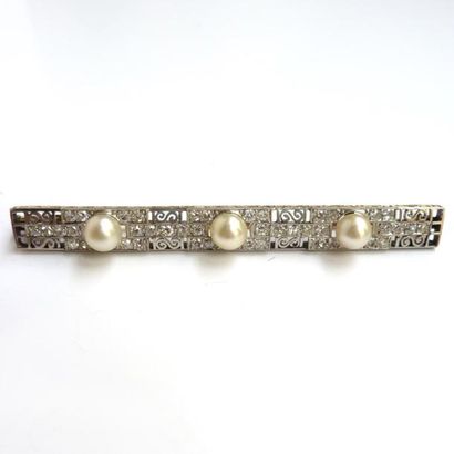 BROCHE BARRETTE ajourée en or jaune 18K (750°/°°)...