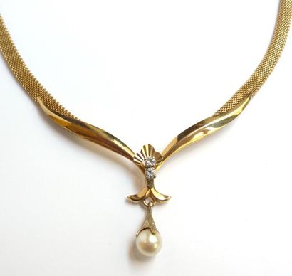 COLLIER semi-rigide en or jaune 18K (750°/°°)...