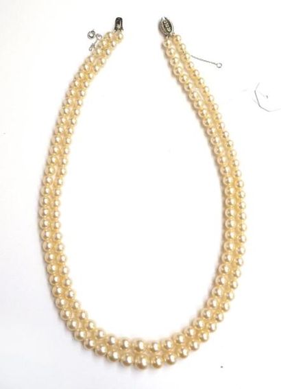 COLLIER composé de deux rangs de perles de...