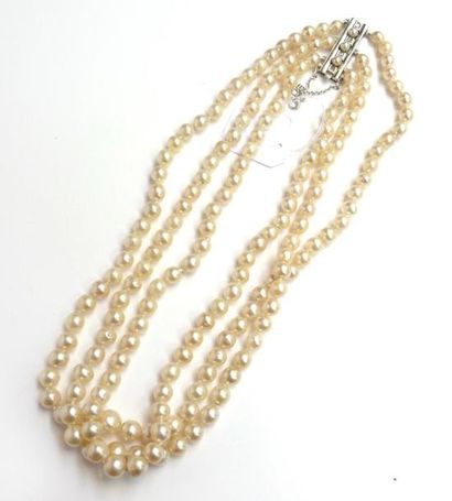 COLLIER composé de trois rangs de perles...