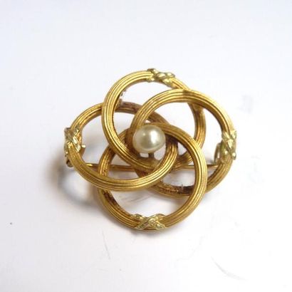 BROCHE en or jaune 18K (750°/°°) formée de...