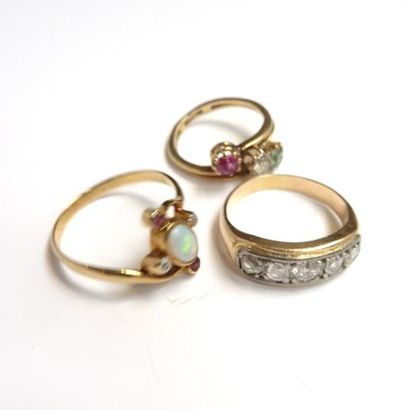 LOT de trois bagues à monture en or 18K (750°/°°),...