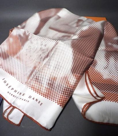 HERMES. Foulard carré en soie, modèle 