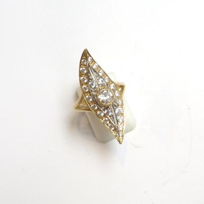 BAGUE en or jaune 18K (750°/°°) de forme...