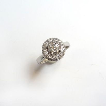BAGUE en or gris 18k (750/°°), ornée d'un...