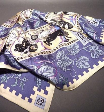 HERMES. Foulard carré en soie, modèle 