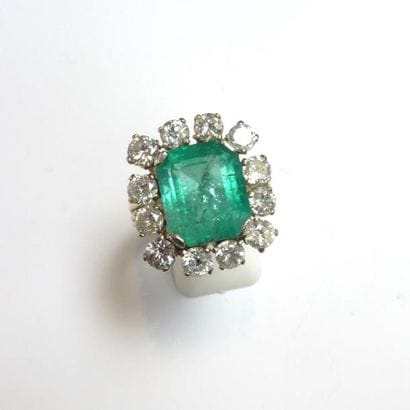 BAGUE en or blanc 18K (750°/°°) sertie d'une...