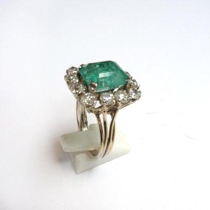 BAGUE en or blanc 18K (750°/°°) sertie d'une...