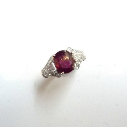 BAGUE en or gris 18k (750/°°), ornée d'un...