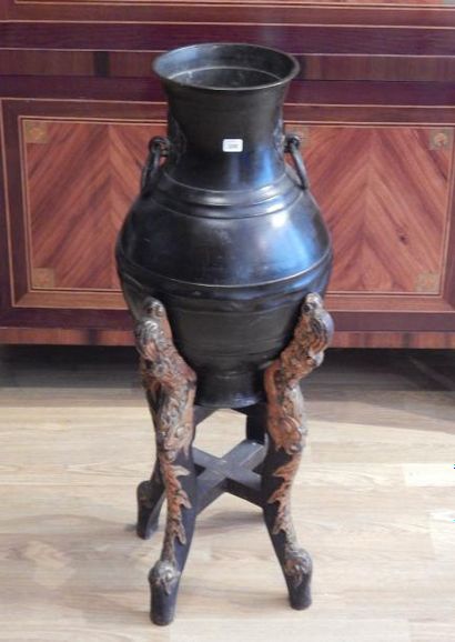 Vase de forme « Hu » en bronze sur un support...
