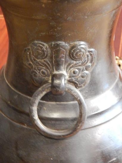 Vase de forme « Hu » en bronze sur un support...