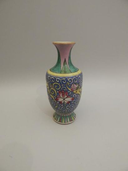 Vase balustre en porcelaine à décor “famille...