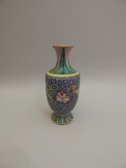 Vase balustre en porcelaine à décor “famille...