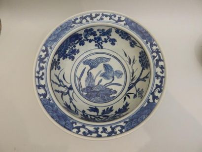 Bassin en porcelaine à décor “bleu blanc”...