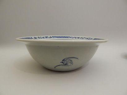 Bassin en porcelaine à décor “bleu blanc”...