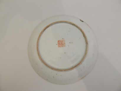 Coupe en porcelaine à décor de sceptre et...