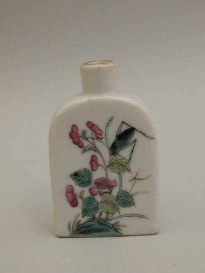 Tabatière rectangulaire en porcelaine à décor...