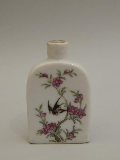 Tabatière rectangulaire en porcelaine à décor...