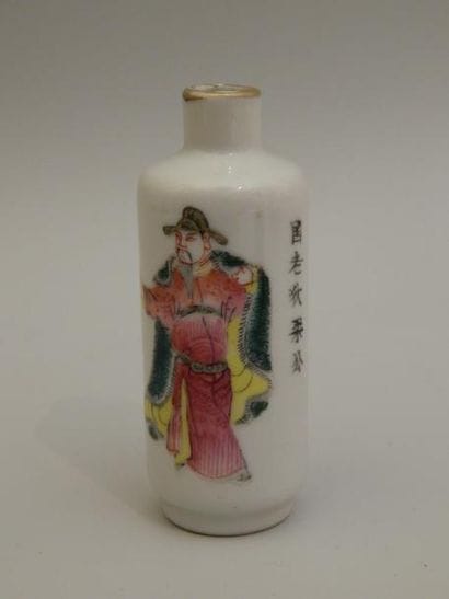 Tabatière cylindrique en porcelaine à décor...