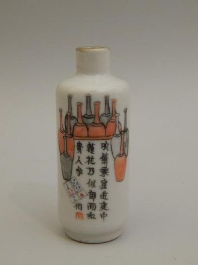 Tabatière cylindrique en porcelaine à décor...