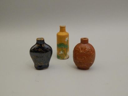 Trois tabatières en porcelaine. La première...