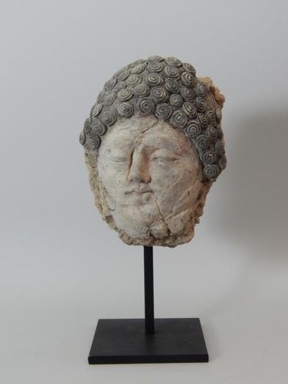 Tête de femme en terre crue (déformée).H :...