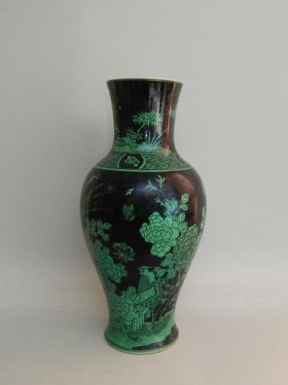 Vase en porcelaine à décor floral vert sur...
