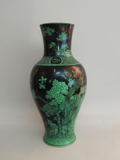 Vase en porcelaine à décor floral vert sur...