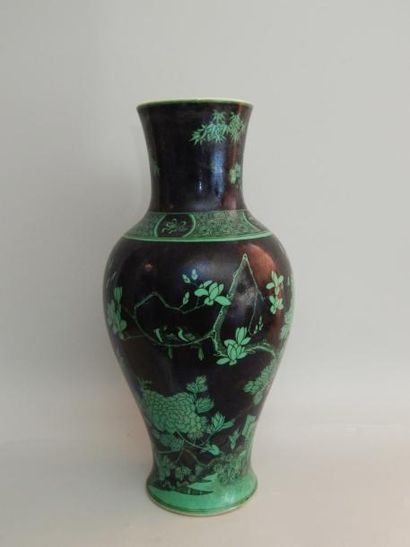 Vase en porcelaine à décor floral vert sur...