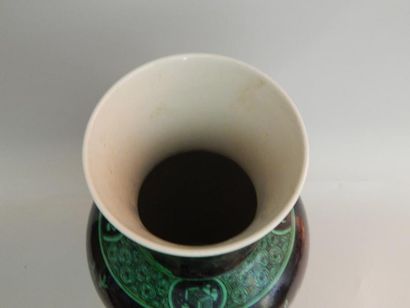 Vase en porcelaine à décor floral vert sur...