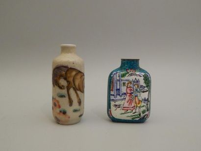 Deux tabatières, l’une en porcelaine à décor...