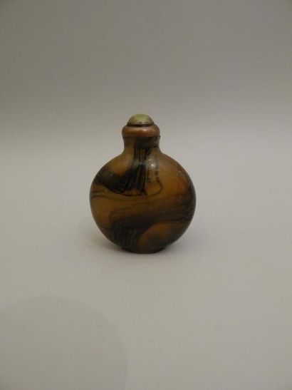 Tabatière ronde en verre imitant l’agate,...