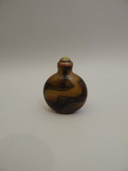 Tabatière ronde en verre imitant l’agate,...