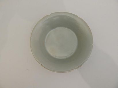Coupe hexalobée en porcelaine émaillée céladon....