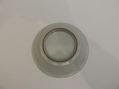 Coupe hexalobée en porcelaine émaillée céladon....