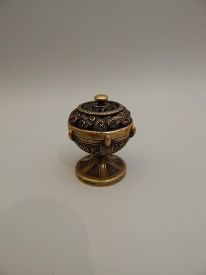 Brûle parfum sur piédouche en bronze, le...