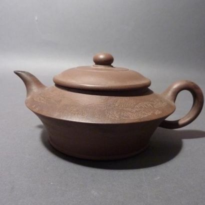 118 bis. Petite théière de forme ronde en...