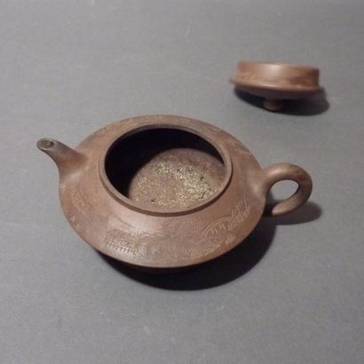 118 bis. Petite théière de forme ronde en...