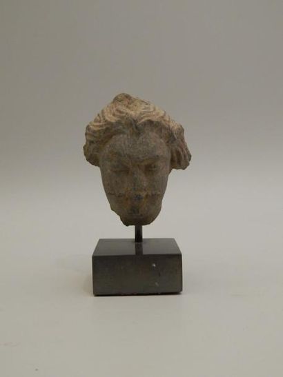 Tête d’homme moustachu. H :8cm. GANDHARA...