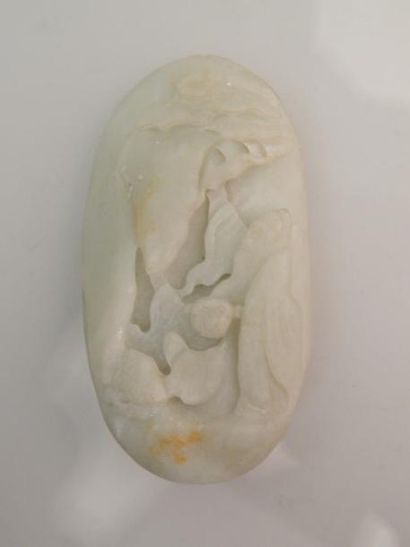 Galet en jade sculpté d’un moine dans un...
