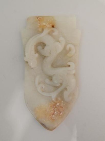 Pendentif en jade à décor d’un chilong. L :...
