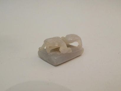 Jade sculpté d’un chilong. L : 2.2 x 5 x...