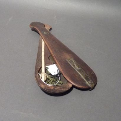 123 bis. Balance de poche, en bois. Avec...