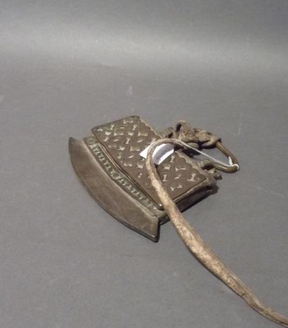 123 quat. Lot comprenant : un briquet de...